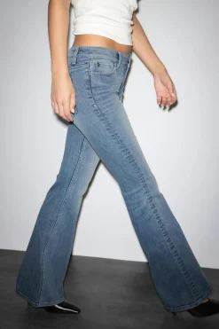 Outlet Gina Tricot Glow low flare jeans Blauw
