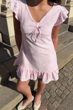Online Gina Tricot Y broderie anglais dress Roze